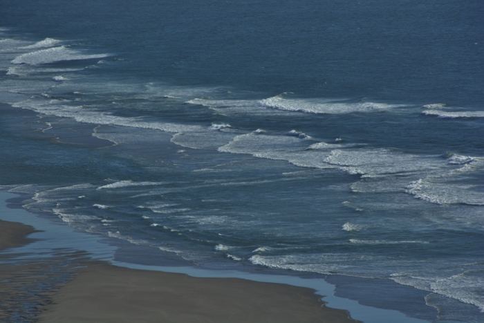 soft waves coming into shore 